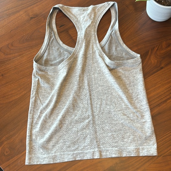 Lululemon tank top size 4 - Picture 2 of 3